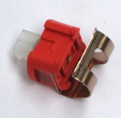 Roter NTC-Sensor von Daikin mit metallischer Befestigung, geeignet zur Verwendung in Heizsystemen.